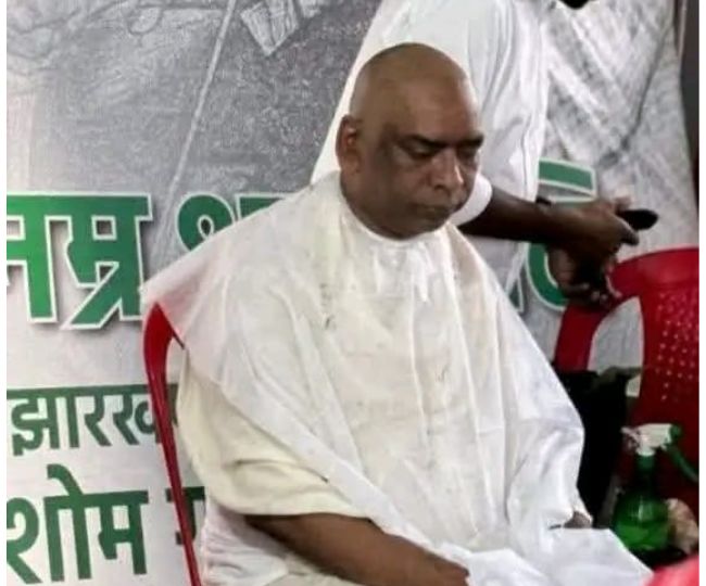 दशकर्म संस्कार के बाद हेमंत।